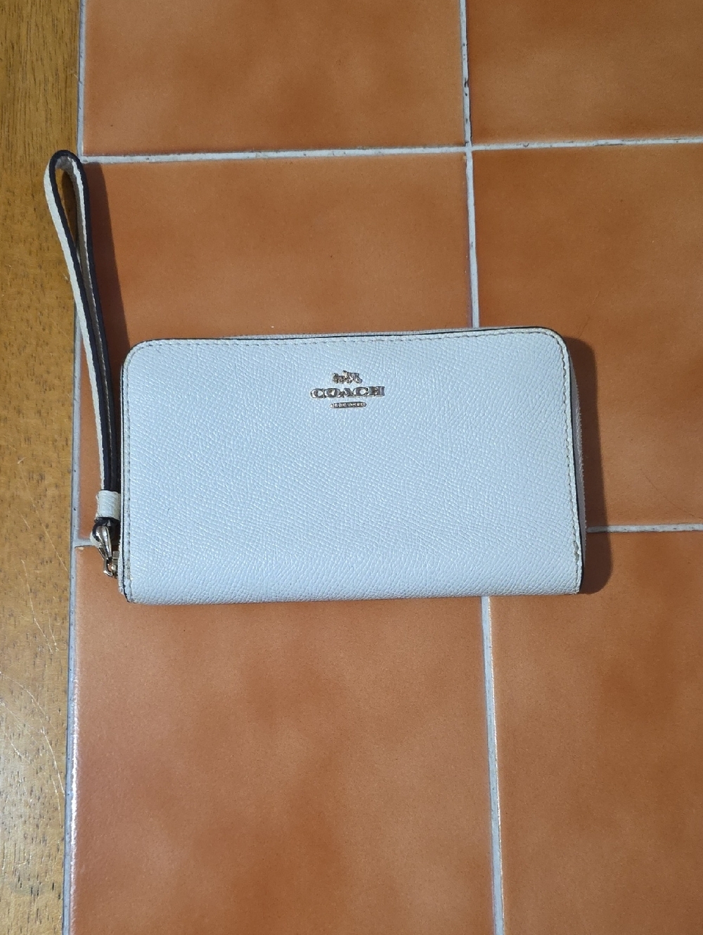 COACH WHITE WRISTLET GOOD USED CONDITION